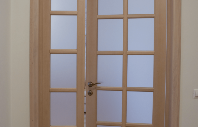 межкомнатная двойная дверь со стеклянными вставками